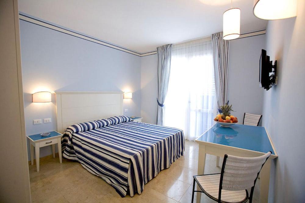 Resort Cala La Luna Фавиняна Екстериор снимка