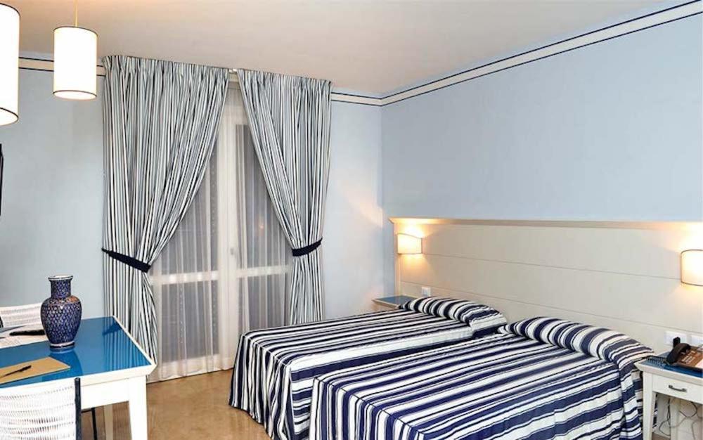 Resort Cala La Luna Фавиняна Екстериор снимка